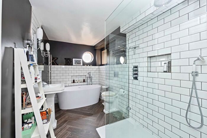 3 Bedroom Flat For Sale In Denne Park, Denne Park House Denne Park, RH13