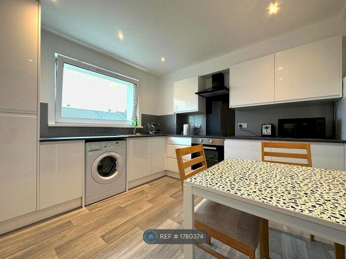 3 Bedroom Flat To Rent In Hailesland Grove, Edinburgh, EH14