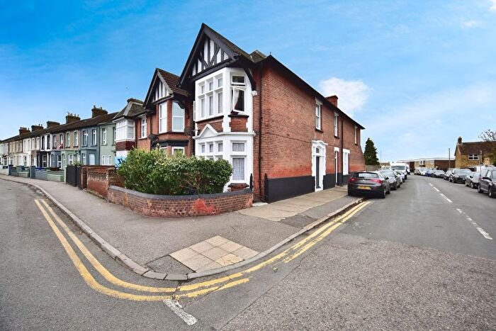 4 Bedroom End Of Terrace House For Sale In High Street, Sheerness, ME12