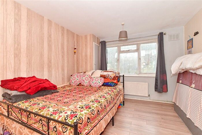 2 Bedroom Maisonette For Sale In Rowan Green East, Brentwood, Essex, CM13