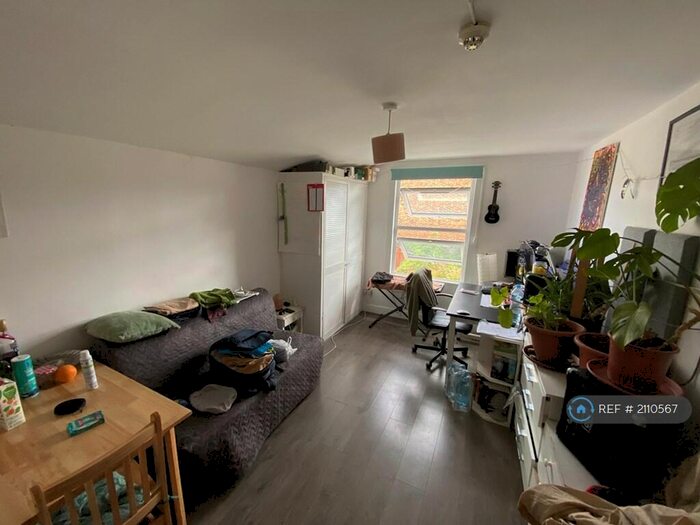 Studio To Rent In Whittington Road, London, N22