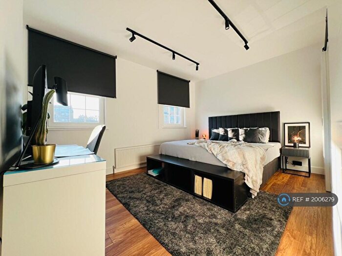 2 Bedroom End Of Terrace House To Rent In Manchester Road, London, E14