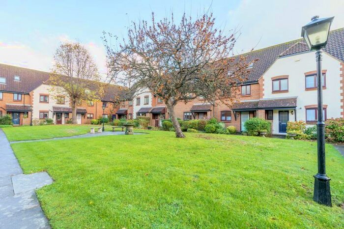 3 Bedroom Property To Rent In Bishopsgate Walk, Chichester, PO19