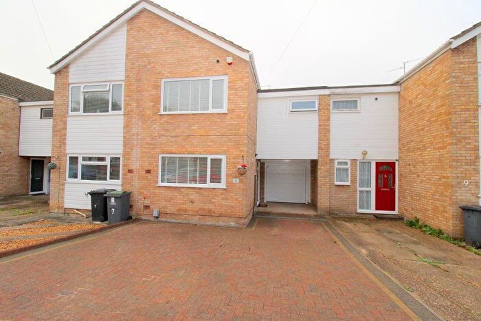 3 Bedroom Terraced House For Sale In Horsham Close, Stopsley, Luton, Bedfordshire, LU2