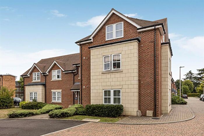 2 Bedroom Flat For Sale In Haden Square, Reading, RG1