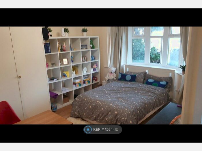 Studio To Rent In North Circular Road, London, NW10