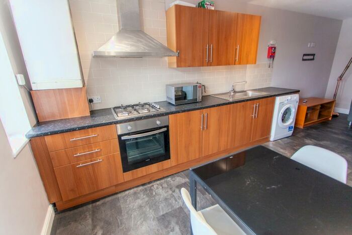 3 Bedroom Flat To Rent In Stafford Street, L3