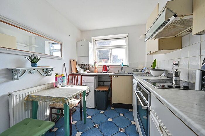 2 Bedroom Flat For Sale In Tring Avenue, Ealing Common, London, W5