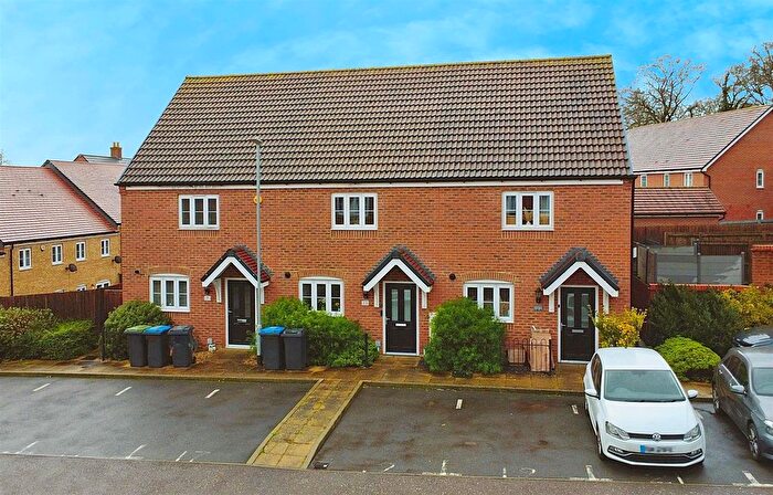 2 Bedroom Terraced House For Sale In Aspen Park, Apsley, Hemel Hempstead, HP3