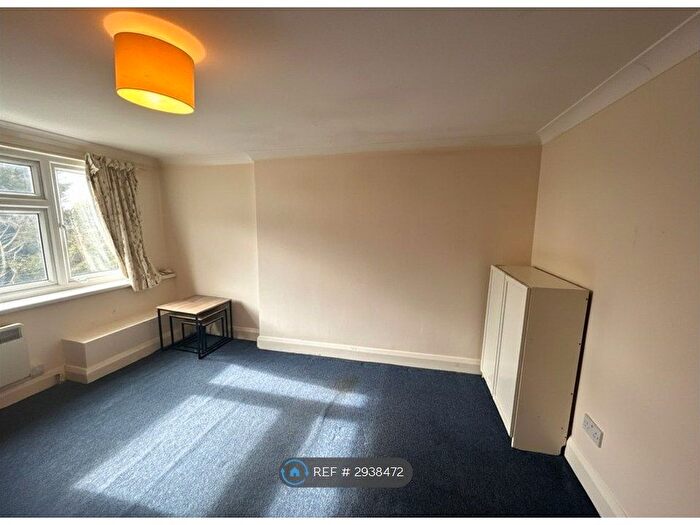 1 Bedroom Flat To Rent In Hanworth Road, Hounslow, TW3