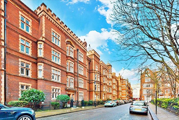 Studio To Rent In Kensington Court, London, W8