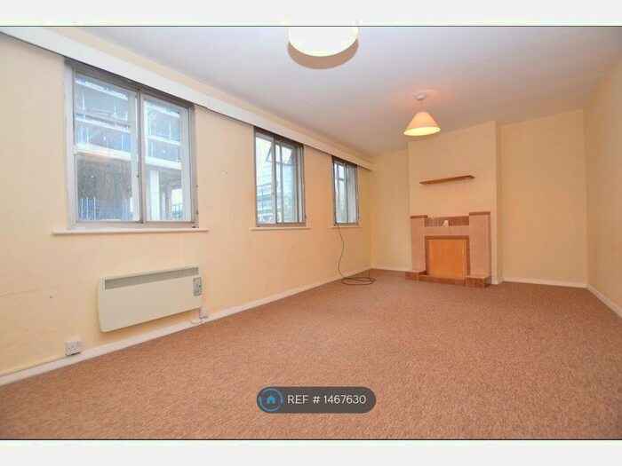 3 Bedroom Maisonette To Rent In Victoria Way, Woking, GU21