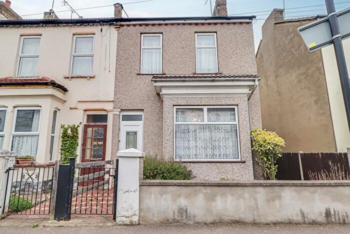 3 Bedroom Semi Detached House For Sale In Maldon Road, Southend-on-Sea, SS2