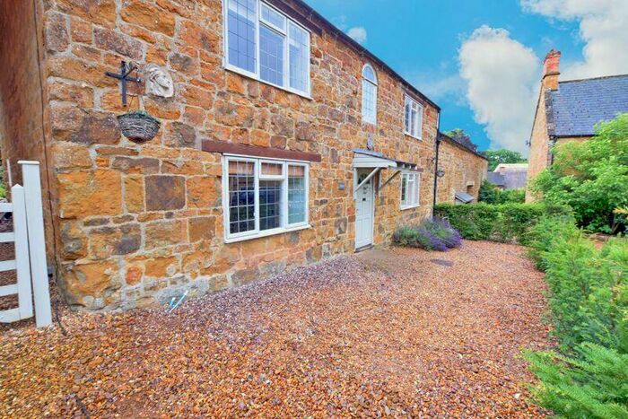 3 Bedroom Semi-Detached House For Sale In Mills Lane, Banbury - Ref: Lf / Ajr, OX15
