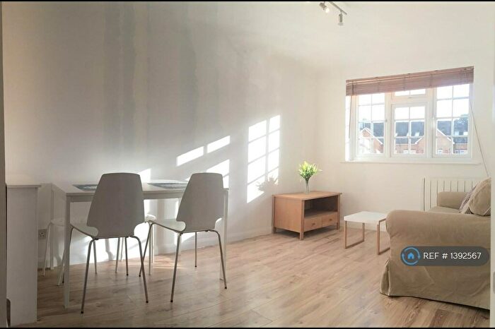 1 Bedroom Flat To Rent In Gables Close, London, SE5