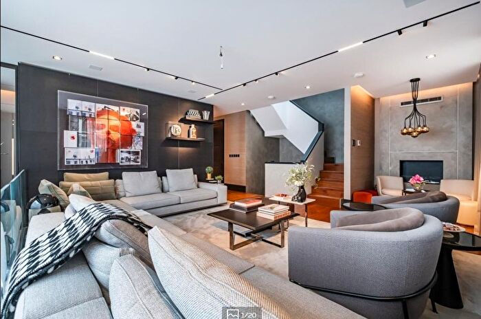 4 Bedroom Mews To Rent In Pembroke Mews, High Street Kensington, W8