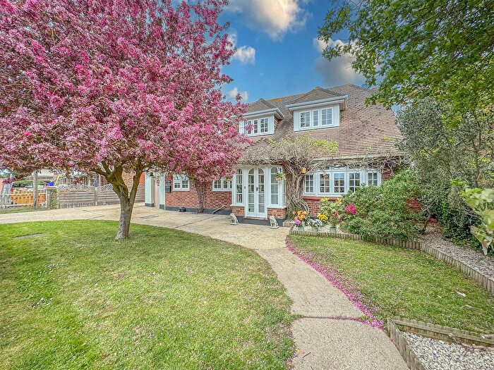 4 Bedroom Detached House For Sale In Stambridge Road, Rochford, SS4