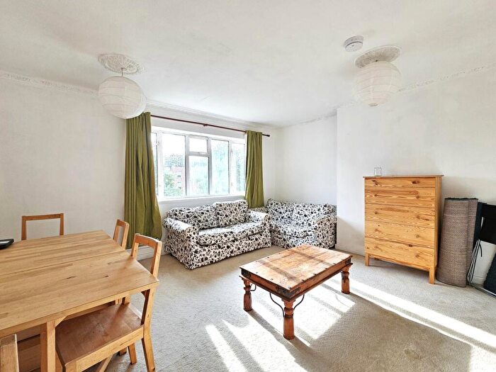 3 Bedroom Flat To Rent In High Road, East Finchley, N2