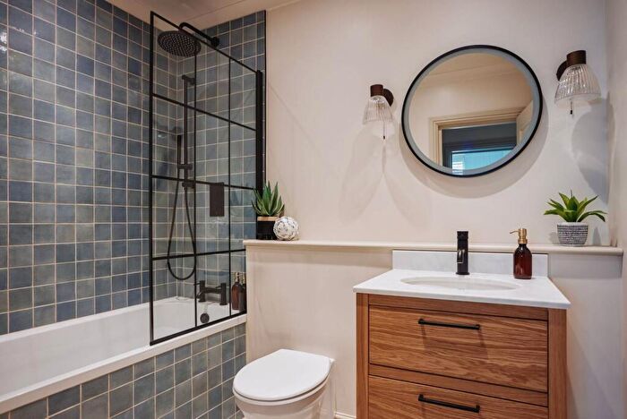 3 Bedroom Flat To Rent In Tregunter Road, Chelsea, London, SW10