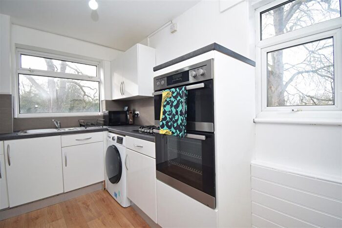 2 Bedroom Flat To Rent In Barnsley Road, Wakefield, WF2