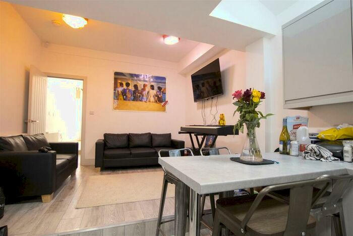 5 Bedroom House To Rent In Heeley Road, Birmingham, B29