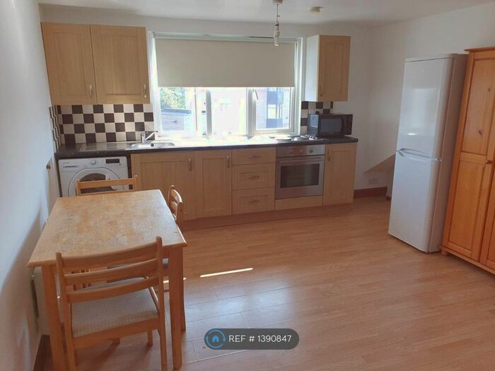 Studio To Rent In Station Road, London, NW4