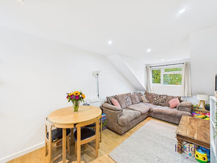 2 Bedroom Flat For Sale In Sandy Lane, Walton-On-Thames, Surrey, KT12