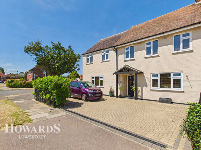 4 Bedroom Semi-Detached House For Sale In Harris Avenue, Lowestoft, NR32
