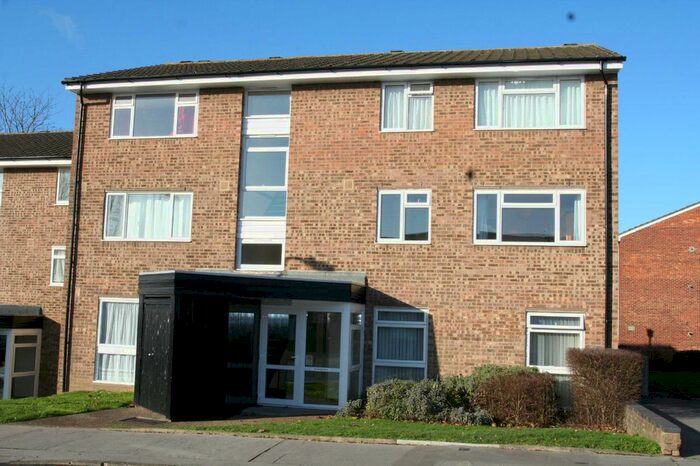 2 Bedroom Flat To Rent In Dyke Drive, Orpington, Kent, BR5