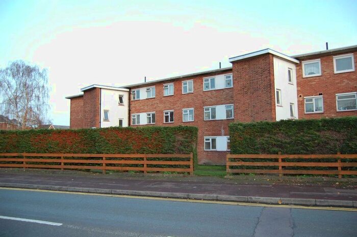 2 Bedroom Flat For Sale In Rodwell Court, Addlestone, KT15