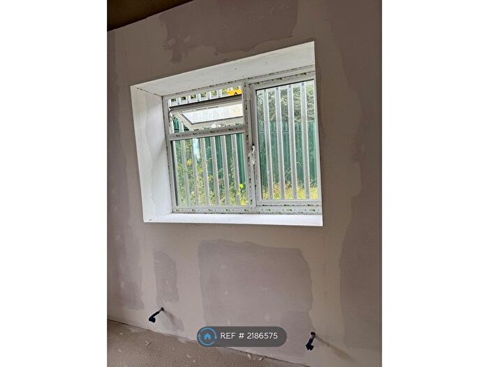 2 Bedroom Bungalow To Rent In Great West Road, Isleworth, TW7