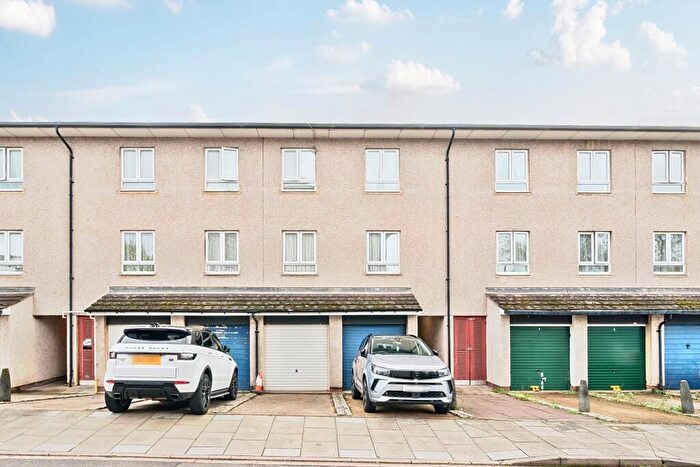 3 Bedroom Flat For Sale In Deepwood Lane, Greenford, UB6