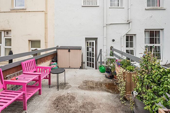 1 Bedroom Flat For Sale In Den Crescent, Teignmouth, TQ14
