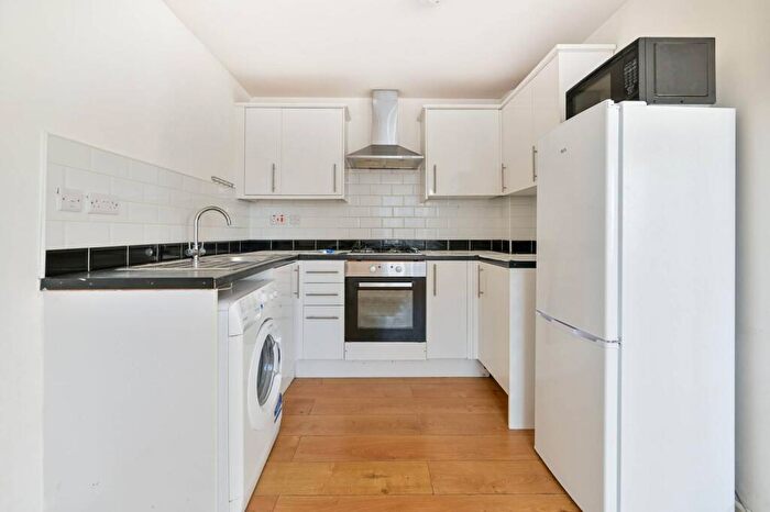 2 Bedroom Flat To Rent In Woking, Surrey, Woking, GU21