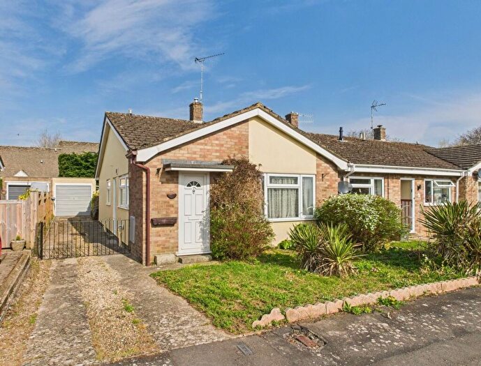 2 Bedroom Bungalow For Sale In Wychwood Drive, Milton-under-Wychwood, OX7