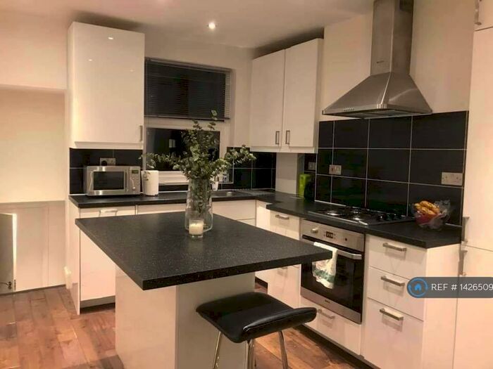 2 Bedroom Flat To Rent In Green Lanes, London, N4