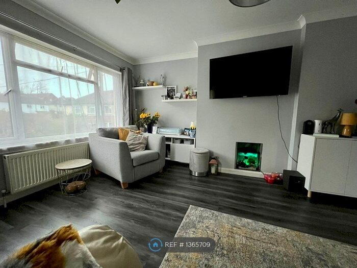 2 Bedroom Maisonette To Rent In Windsor Court, Crowborough, TN6