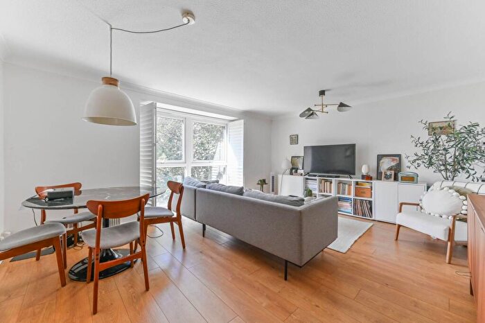 2 Bedroom Flat For Sale In Beulah Hill, Crystal Palace, London, SE19