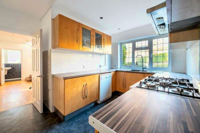 4 Bedroom Detached House To Rent In Broomcroft Close, Pyrford, GU22