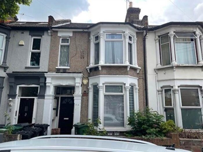 2 Bedroom Flat To Rent In Warren Road, Leyton, E10