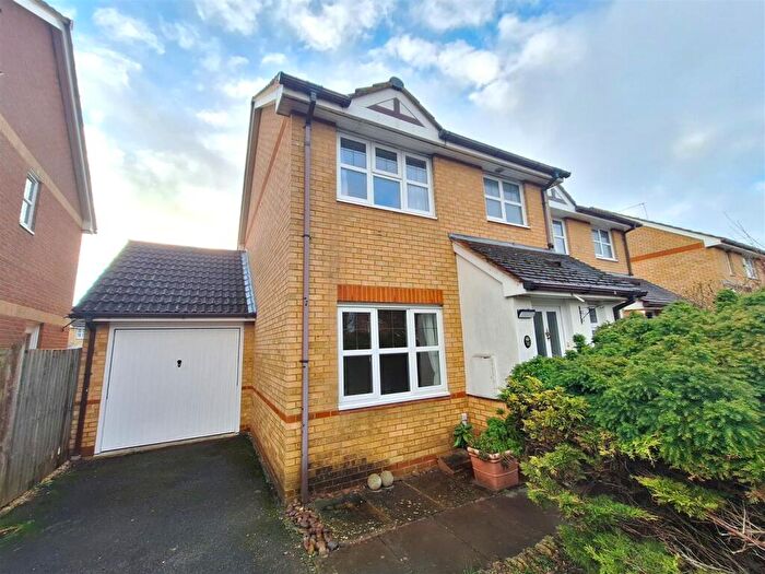 3 Bedroom Semi-Detached House To Rent In Morton Place, RG7