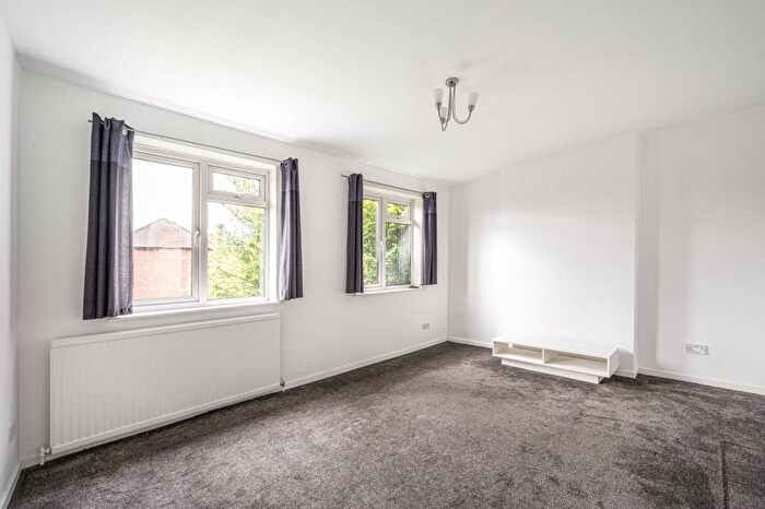 2 Bedroom Flat To Rent In Hermiston Court, Friern Park, North Finchley, London, N12