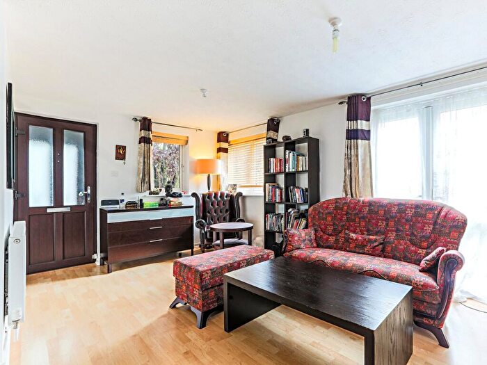 2 Bedroom Semi-Detached House To Rent In Friars Mead, London, E14