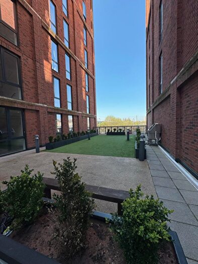 3 Bedroom Flat To Rent In Oxbow, Stephenson House, M5