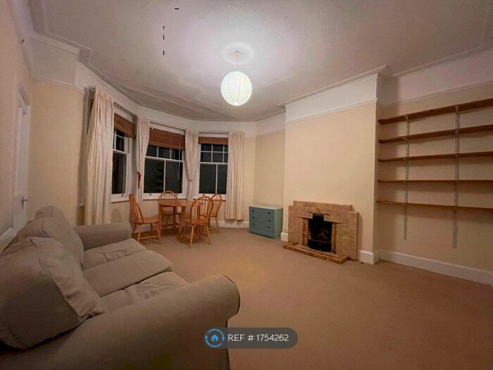 2 Bedroom Flat To Rent In Kirkstall Road, London, SW2