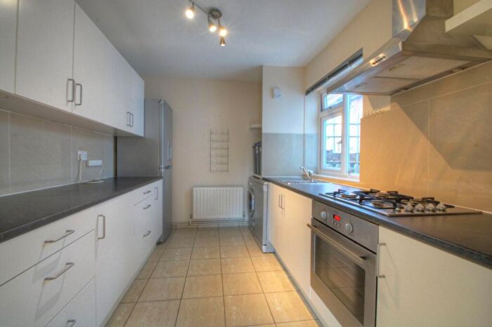 2 Bedroom Flat For Sale In High Street, Alton, Hampshire, GU34