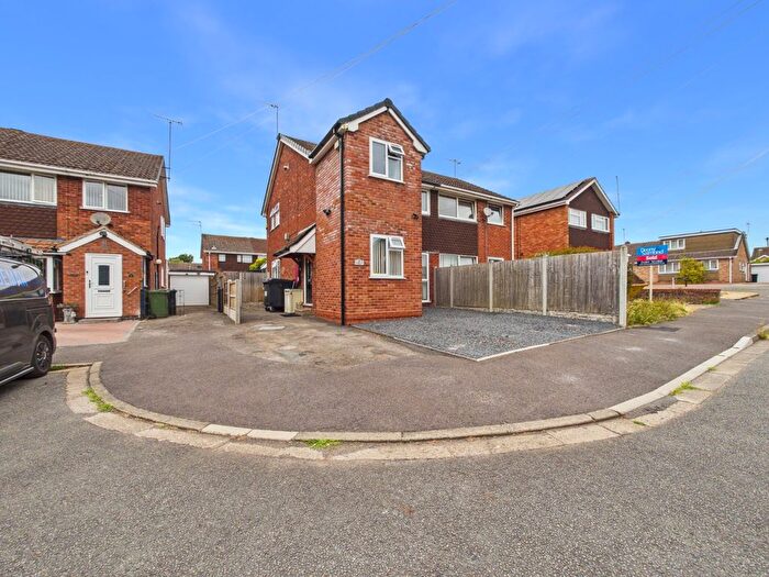 3 Bedroom Semi-Detached House For Sale In White Horse Close, Worcester, Worcestershire, WR2