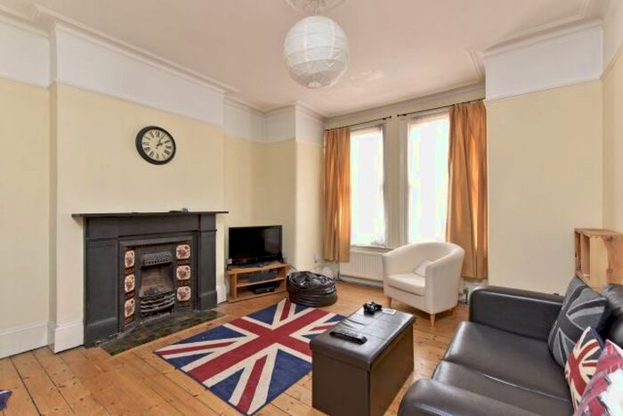 2 Bedroom Flat To Rent In Queenstown Road, Battersea, SW8