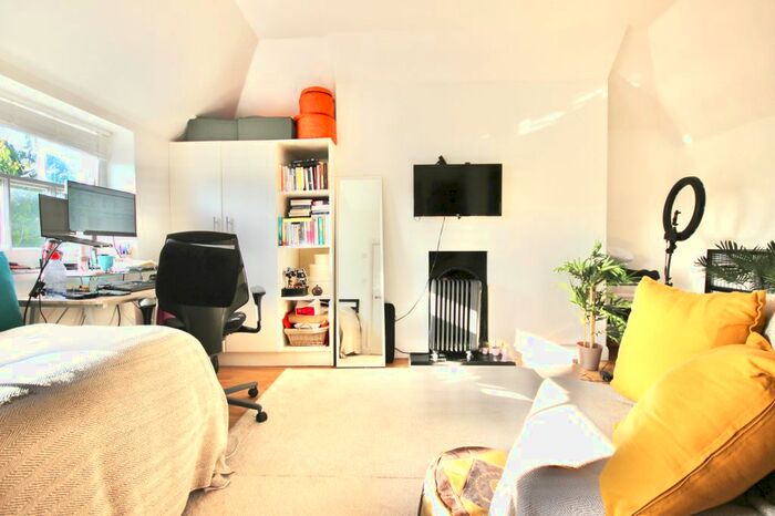 Studio To Rent In The Burroughs, London, NW4