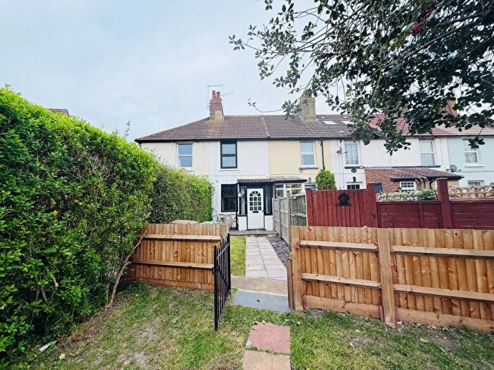 2 Bedroom Cottage To Rent In Bush Road, Cuxton, ME2